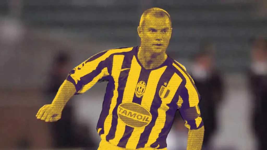 Pessotto con la maglia della Juventus e la fascia da capitano