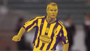 Pessotto con la maglia della Juventus e la fascia da capitano